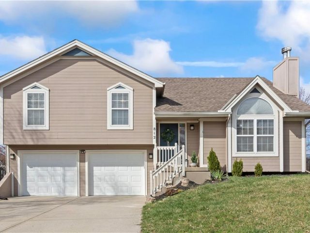 Homes for Sale in Kansas City, MO 64155 | 812 NE 116th Terrace