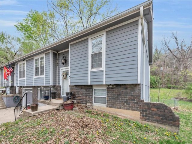 Homes for Sale in Parkville, MO 64152 | 5824 NW Walnut Court