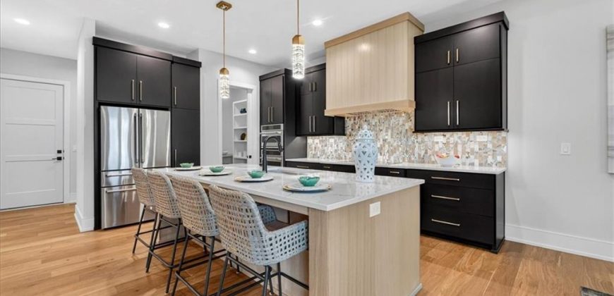 Homes for Sale in Parkville, MO 64152 | 8170  Westlake Drive