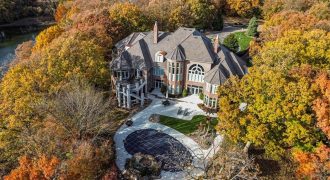 Homes for Sale in Parkville, MO 64152 | 6006  West Shore Court