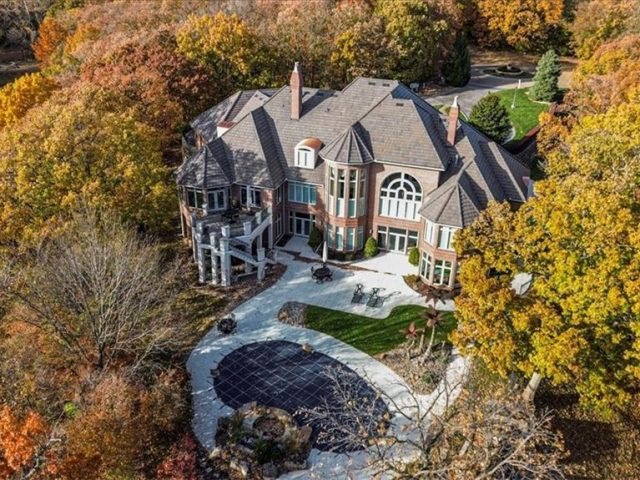 Homes for Sale in Parkville, MO 64152 | 6006  West Shore Court