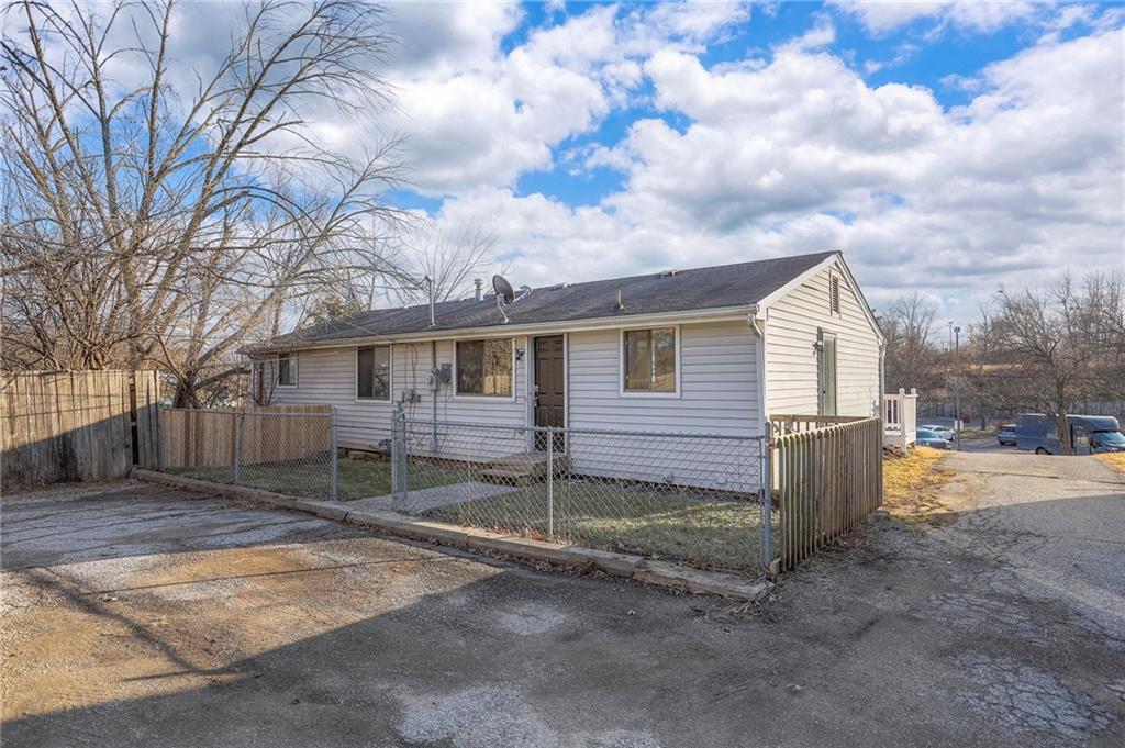 Homes for Sale in Kansas City, MO 64116 | 230 NE Evansdale Road