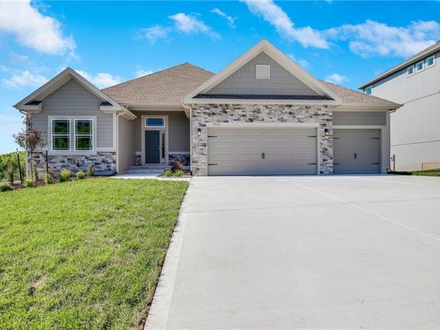 Homes for Sale in Kansas City, MO 64156 | 7015 NE 103rd Street