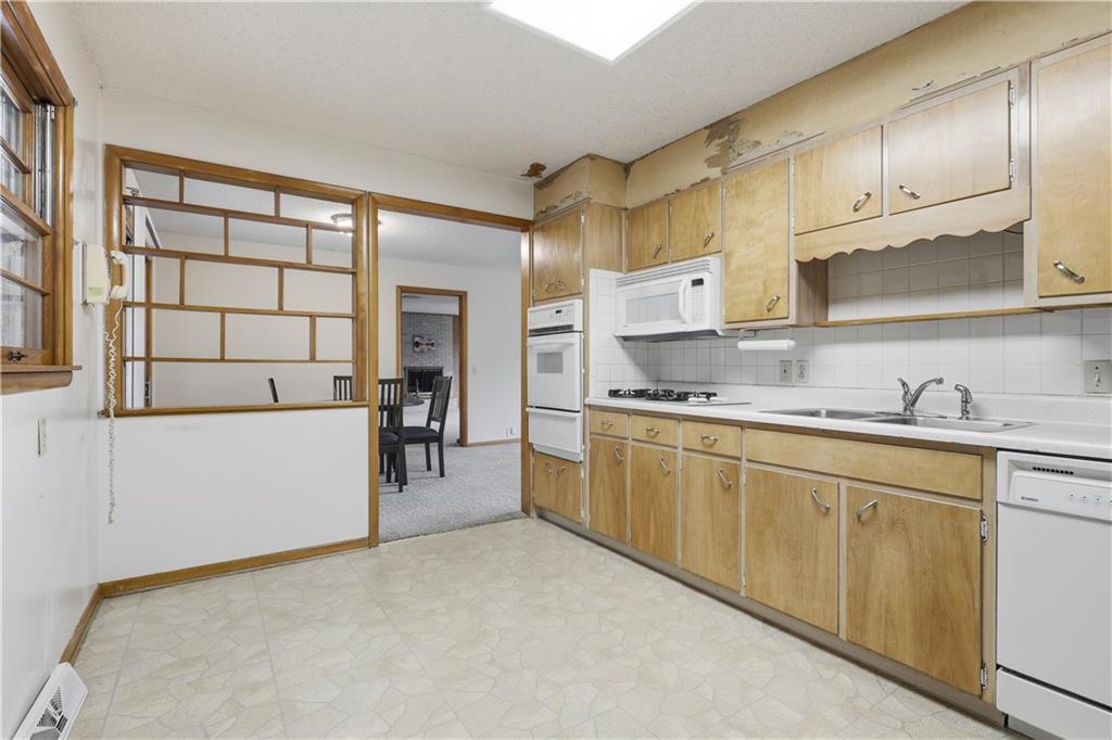 Homes for Sale in Lake Waukomis, MO 64151 | 610 NW North Shore Drive