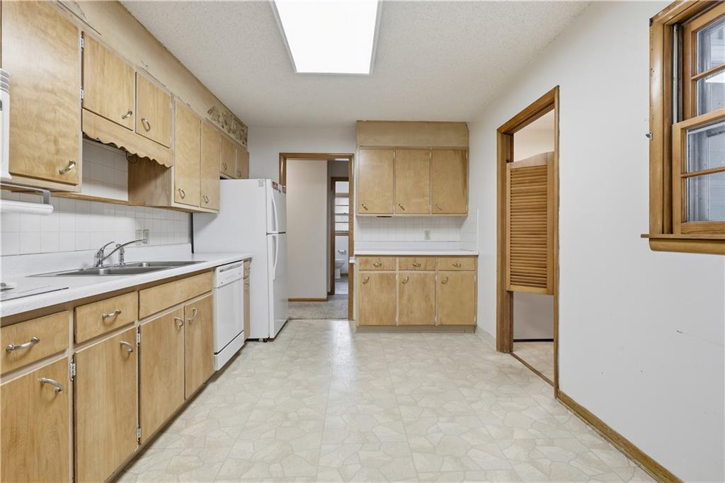 Homes for Sale in Lake Waukomis, MO 64151 | 610 NW North Shore Drive