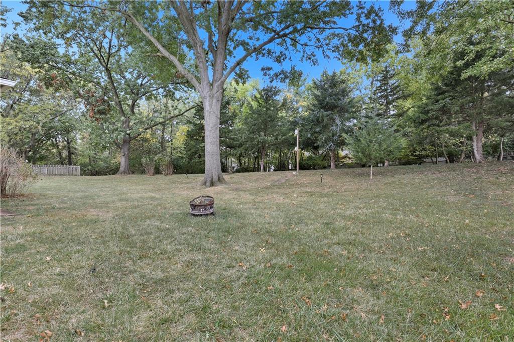 Homes for Sale in Lake Waukomis, MO 64151 | 610 NW North Shore Drive