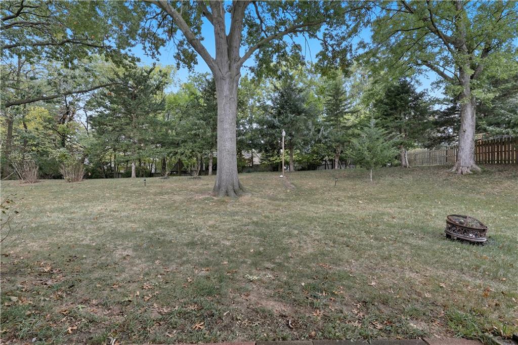 Homes for Sale in Lake Waukomis, MO 64151 | 610 NW North Shore Drive