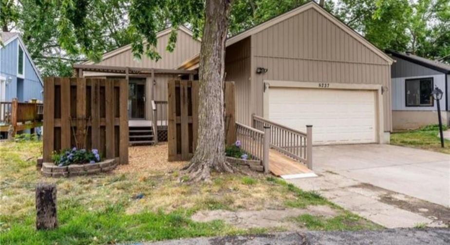 Homes for Sale in Kansas City, MO 64151 | 8237 N Chatham Avenue