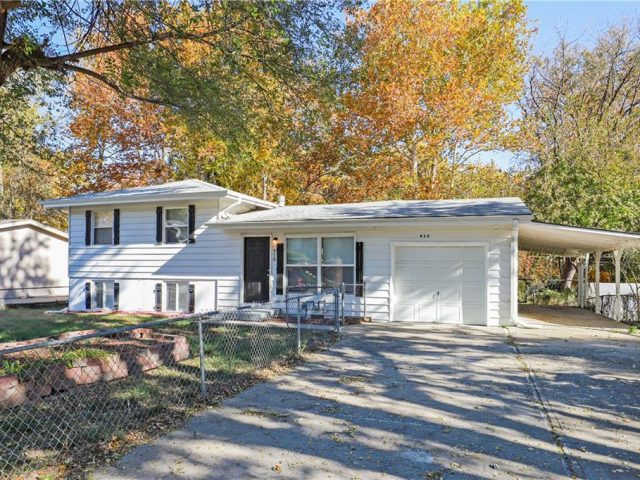 Homes for Sale in Liberty, MO 64068 | 915 S Prairie Street