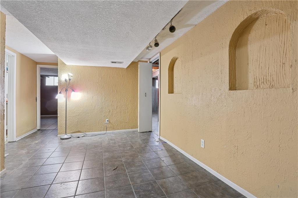 Homes for Sale in Kansas City, MO 64151 | 8148 NW Twin Oaks Drive