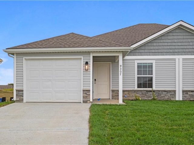 Homes for Sale in Kansas City, MO 64154 | 9308 N Lenox Street