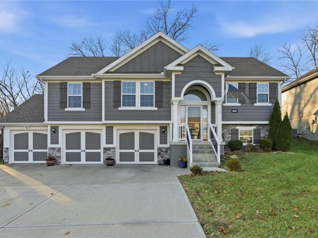 Homes for Sale in Kansas City, MO 64156 | 10020 N Lawn Avenue