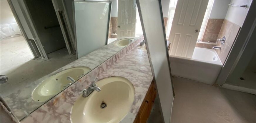 Homes for Sale in Kansas City, MO 64154 | 8547 N Robinhood Avenue