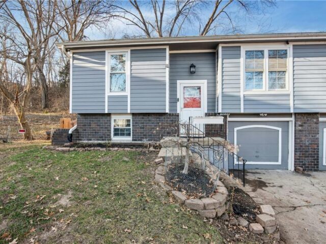 Homes for Sale in Parkville, MO 64152 | 5822 NW Walnut Court