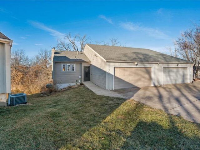 Homes for Sale in Gladstone, MO 64119 | 7044 N Askew Avenue