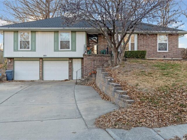 Homes for Sale in Gladstone, MO 64118 | 801 NE 73rd Place