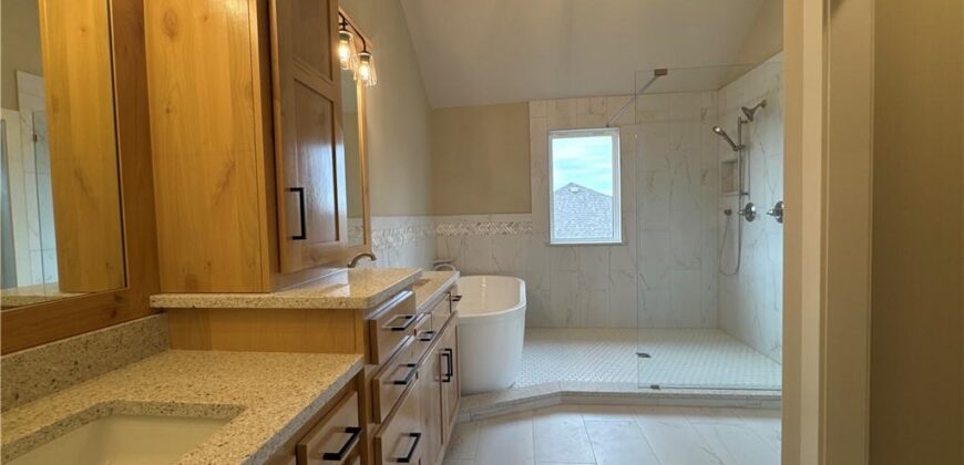 18000 N Peach Blossom Drive, Platte City, MO 64079