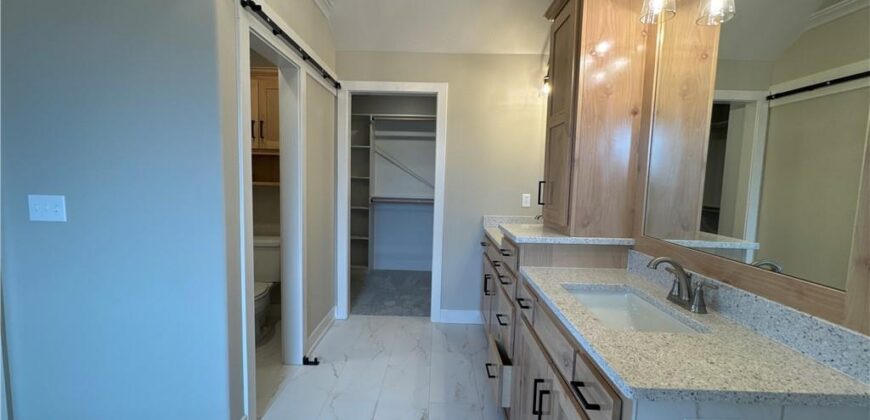 18000 N Peach Blossom Drive, Platte City, MO 64079