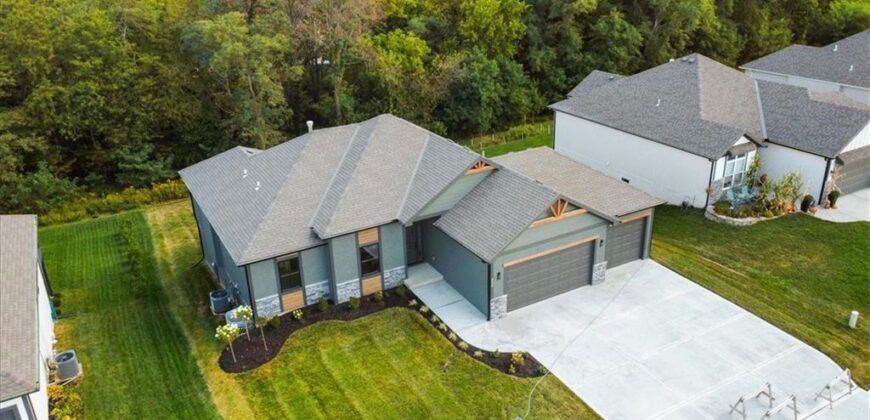 604 Blackhawke Drive, Smithville, MO 64089