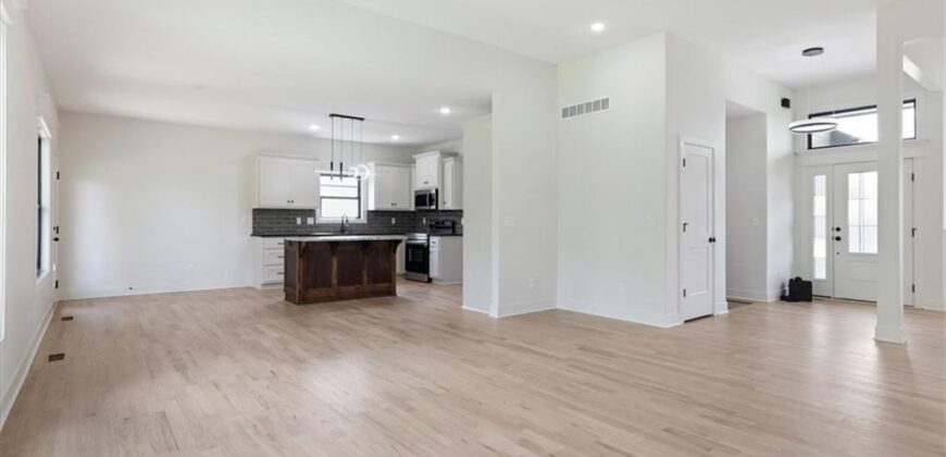 604 Blackhawke Drive, Smithville, MO 64089