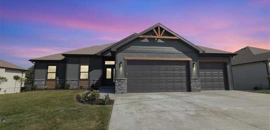 604 Blackhawke Drive, Smithville, MO 64089