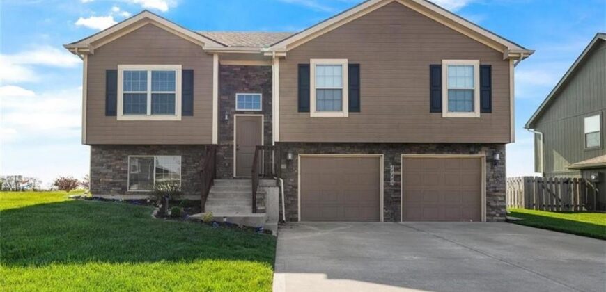 18410 Rock Creek Drive, Smithville, MO 64089