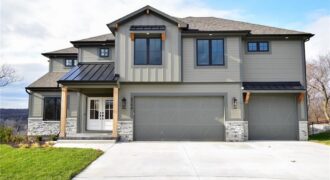 13459 Terrace Park Drive, Parkville, MO 64152