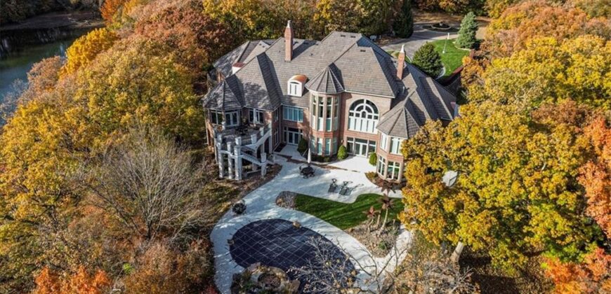 6006 West Shore Court, Parkville, MO 64152