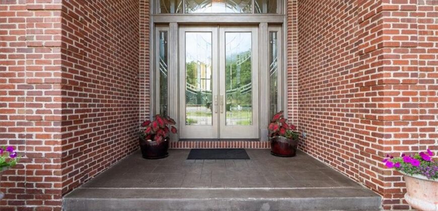 6006 West Shore Court, Parkville, MO 64152