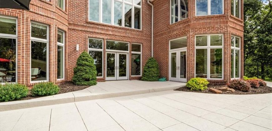 6006 West Shore Court, Parkville, MO 64152