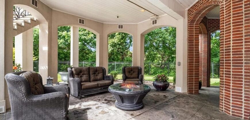 6006 West Shore Court, Parkville, MO 64152