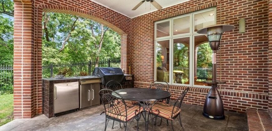 6006 West Shore Court, Parkville, MO 64152