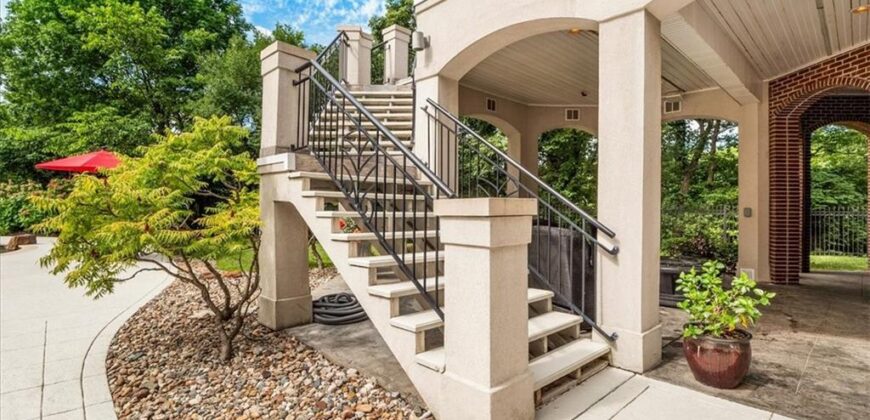 6006 West Shore Court, Parkville, MO 64152