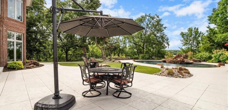6006 West Shore Court, Parkville, MO 64152