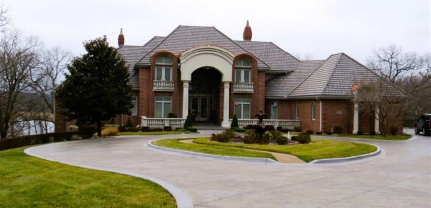 6006 West Shore Court, Parkville, MO 64152