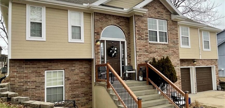 10916 N OXFORD Avenue, Kansas City, MO 64157