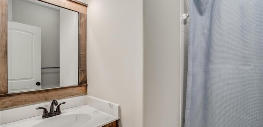 10423 N Chelsea Avenue, Kansas City, MO 64156