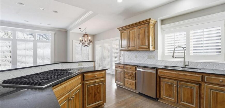 6119 S National Drive, Parkville, MO 64152