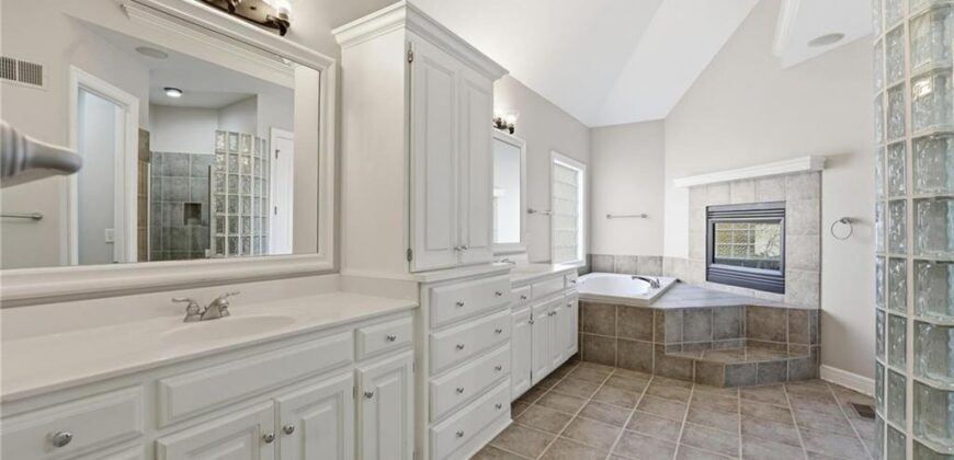 6119 S National Drive, Parkville, MO 64152