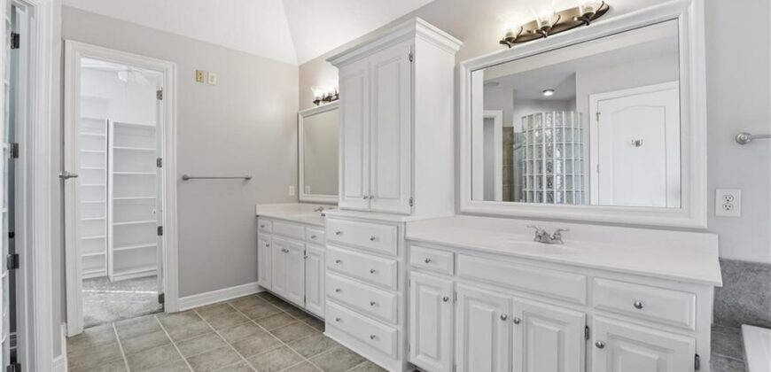 6119 S National Drive, Parkville, MO 64152