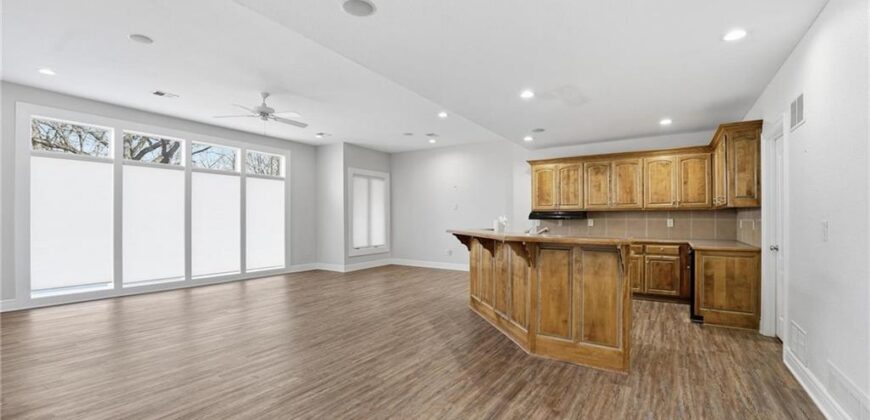 6119 S National Drive, Parkville, MO 64152