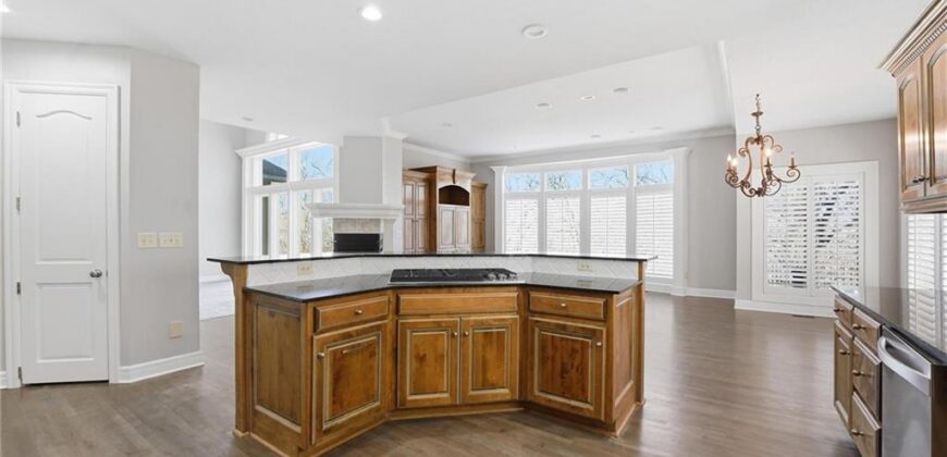 6119 S National Drive, Parkville, MO 64152