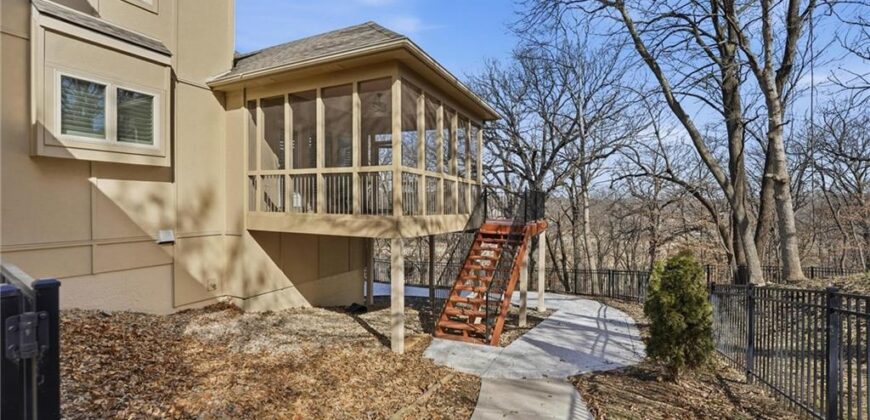 6119 S National Drive, Parkville, MO 64152