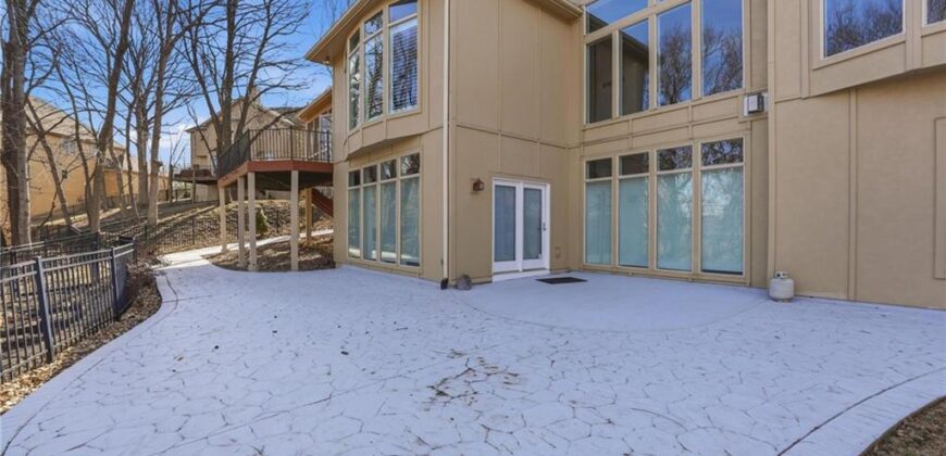 6119 S National Drive, Parkville, MO 64152