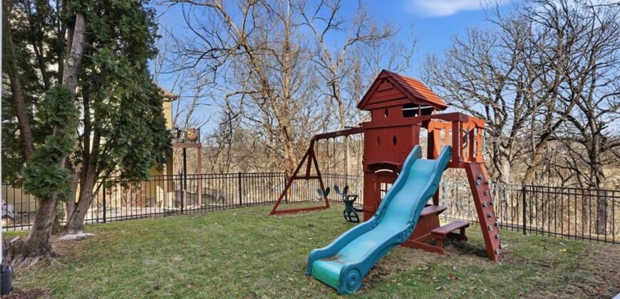 6119 S National Drive, Parkville, MO 64152