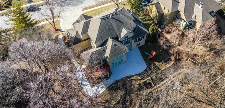 6119 S National Drive, Parkville, MO 64152