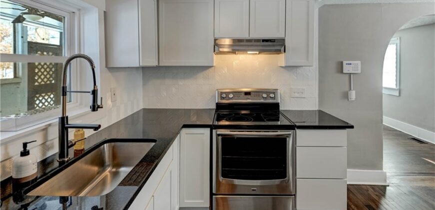 4859 NW Waukomis Drive, Northmoor, MO 64151