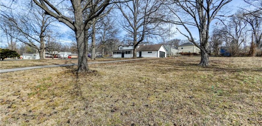 4859 NW Waukomis Drive, Northmoor, MO 64151