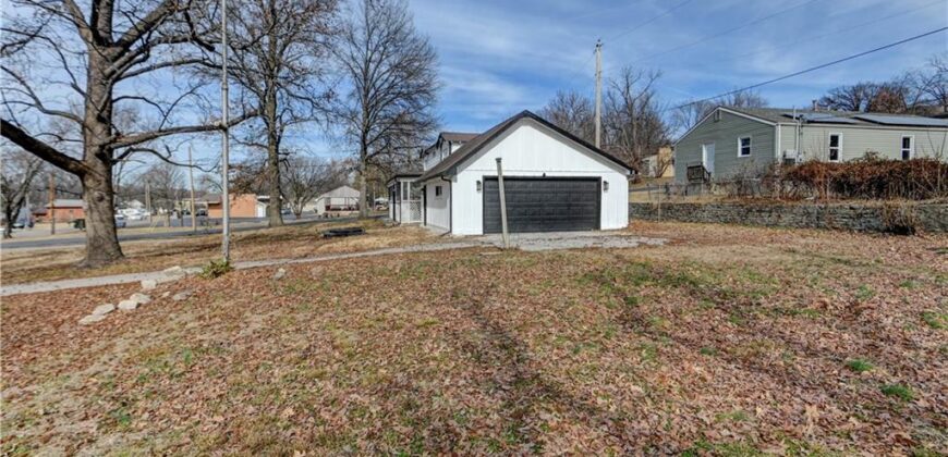 4859 NW Waukomis Drive, Northmoor, MO 64151