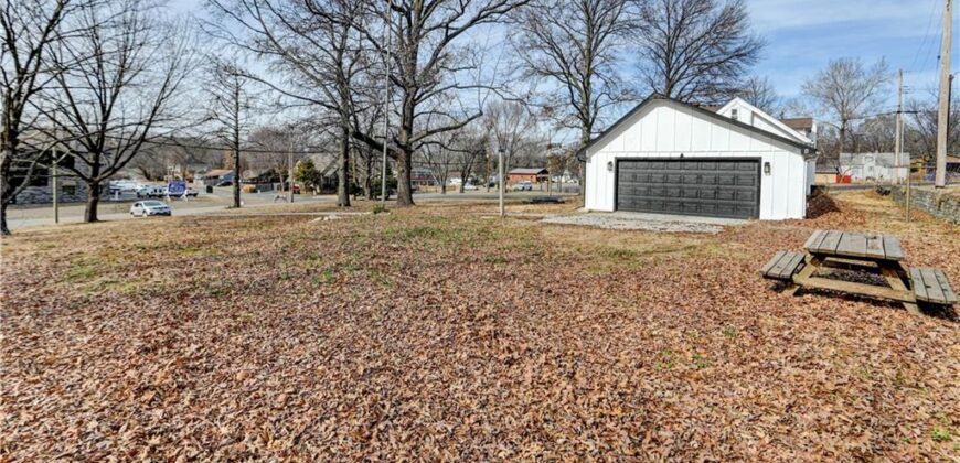 4859 NW Waukomis Drive, Northmoor, MO 64151